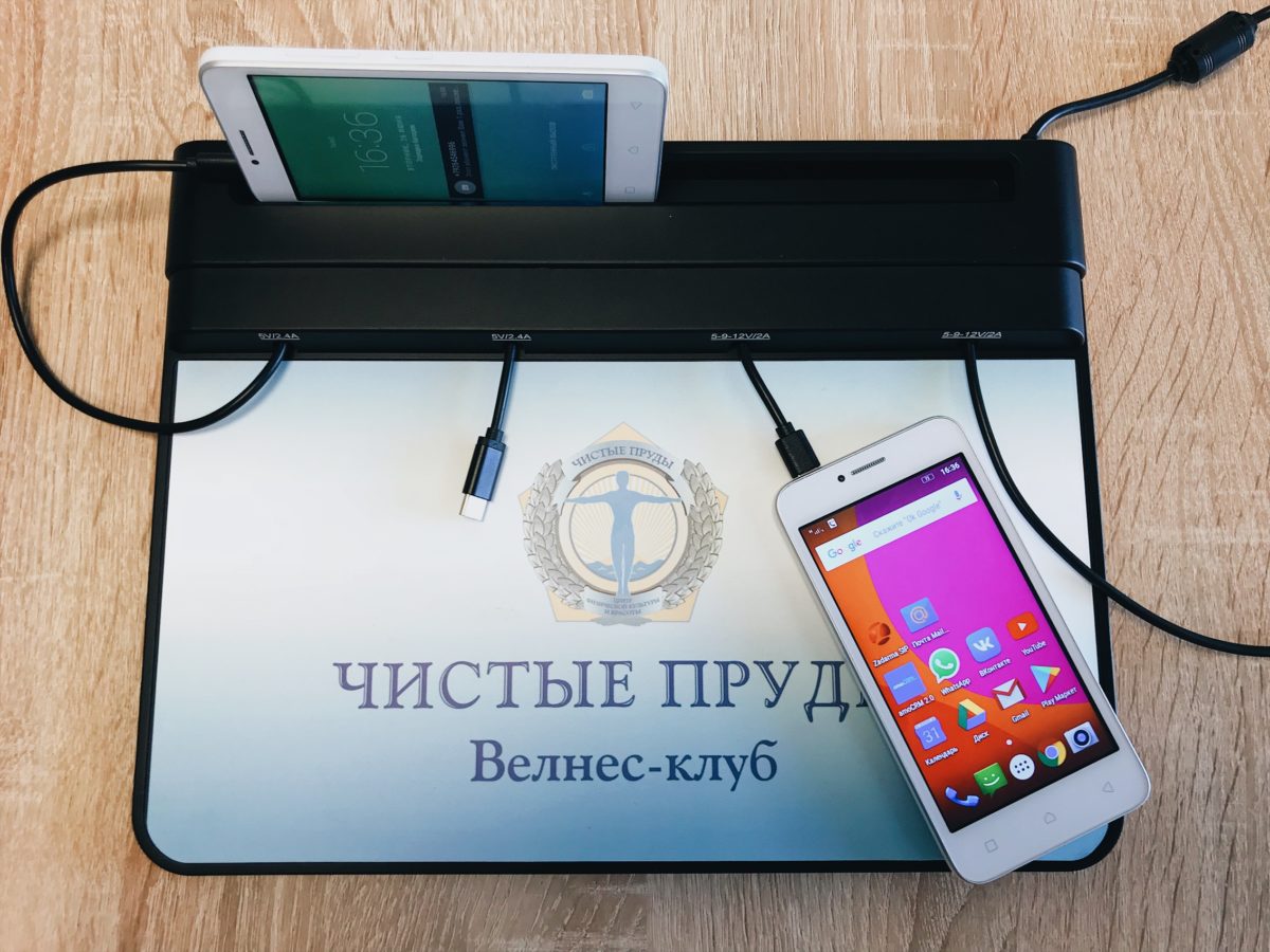 Настольная зарядная станция для телефона